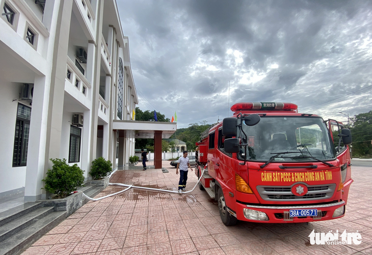 Xe chữa cháy được điều động để cung cấp nước sạch cho trụ sở làm việc các đoàn thể thị xã Hồng Lĩnh sáng 12-9 