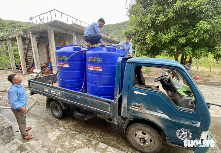 Công nhân Nhà máy nước Hồng Lĩnh dùng xe chở bồn nước tăng cường cho các khu dân cư