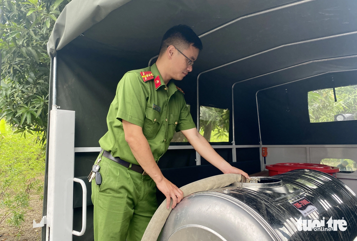 Công an xã Thuận Lộc, thị xã Hồng Lĩnh mang xe chở bồn nước sạch về cho người dân