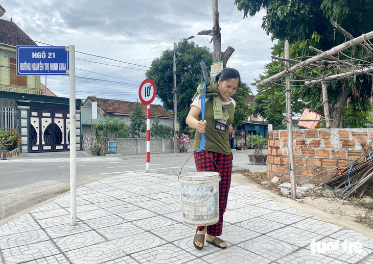 Người dân phường Bắc Hồng, thị xã Hồng Lĩnh gánh từng xô nước giếng khoan về dùng 