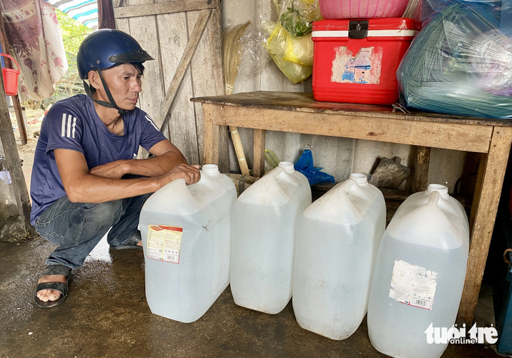 Người dân Hồng Lĩnh mua can đựng nước tích trữ