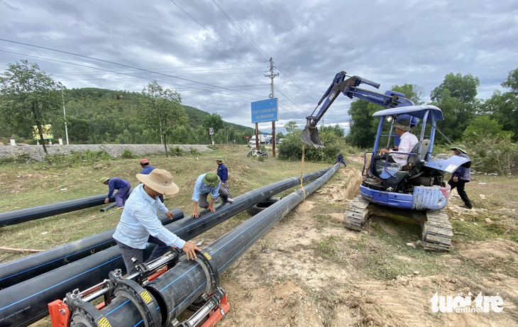 Công nhân Nhà máy nước Hà Tĩnh khẩn trương lắp đặt đường ống dẫn nước từ Nhà máy hồ Đá Bạc khoảng 6km để cung ứng kịp thời cho người dân. Dự kiến ngày 15-9 hoàn thành sẽ cung cấp thêm khoảng 3.000  m³  /ngày đêm