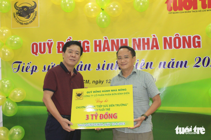 Ông Ngô Văn Đông (bên trái) trao số tiền 3 tỉ đồng cho Phó tổng biên tập báo Tuổi Trẻ Nguyễn Hoàng Nguyên - Ảnh: CÔNG TRIỆU