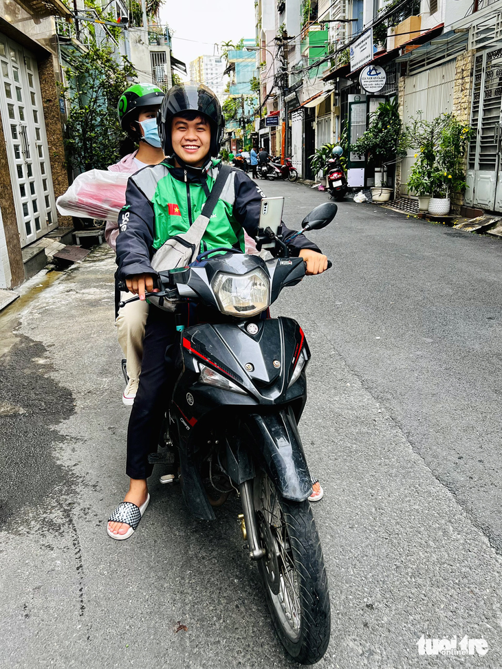 Nguyễn Ngọc Hưng ngày ngày chạy xe ôm công nghệ để kiếm tiền đóng học phí và trang trải sinh hoạt - Ảnh: AN BÌNH