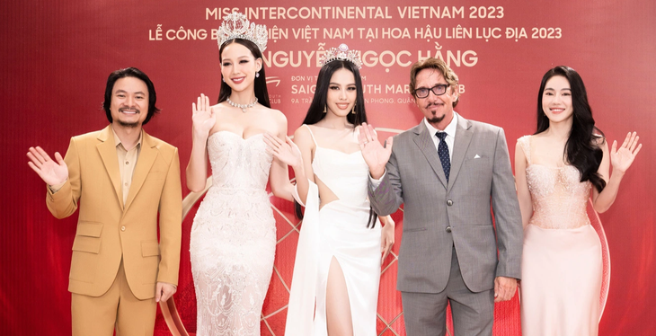 Ông Detlef Tursies (thứ hai, từ phải vào) - chủ tịch khu vực châu Âu của cuộc thi Miss Intercontinental - đến Việt Nam - Ảnh: BTC