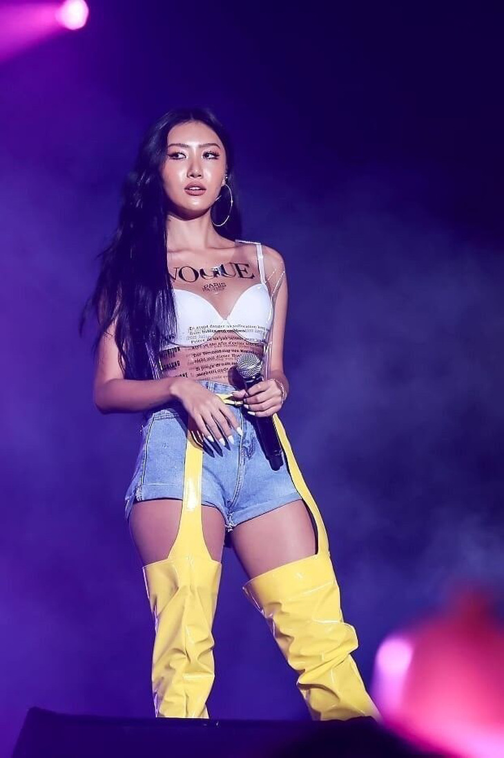 Ca sĩ Hwasa 