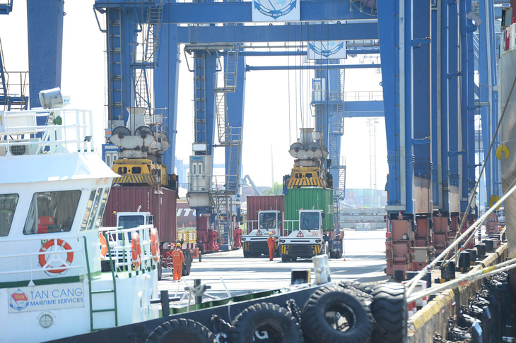 Hàng hóa xuất nhập khẩu nhộn nhịp tại cảng Cát Lái, TP Thủ Đức  (TP.HCM) - Ảnh: TỰ TRUNG