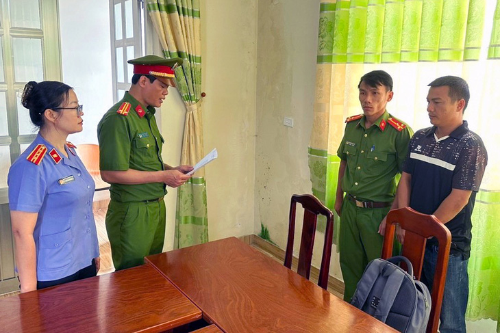 Công an tỉnh Bình Phước thi hành quyết định khởi tố bị can, lệnh bắt bị can để tạm giam đối với Chu Văn Kiên - Ảnh: Công an cung cấp
