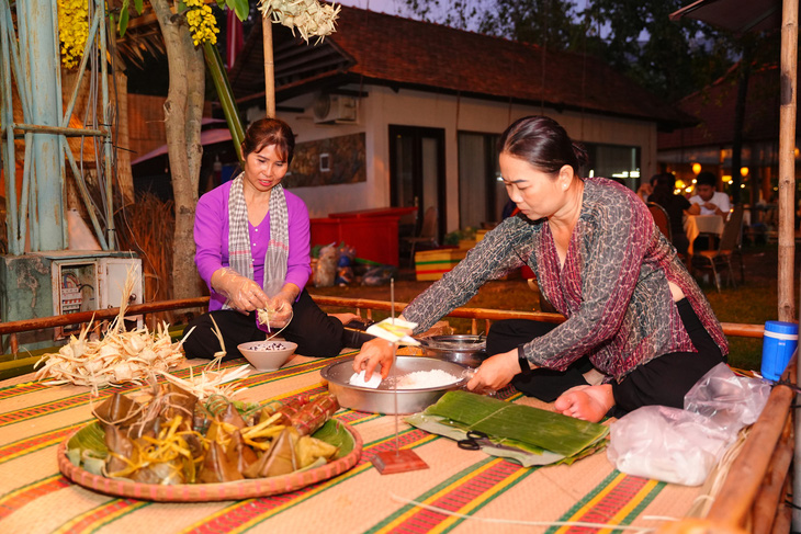Các món bánh dân gian được thực hiện tại khu vực giới thiệu ẩm thực Việt Nam