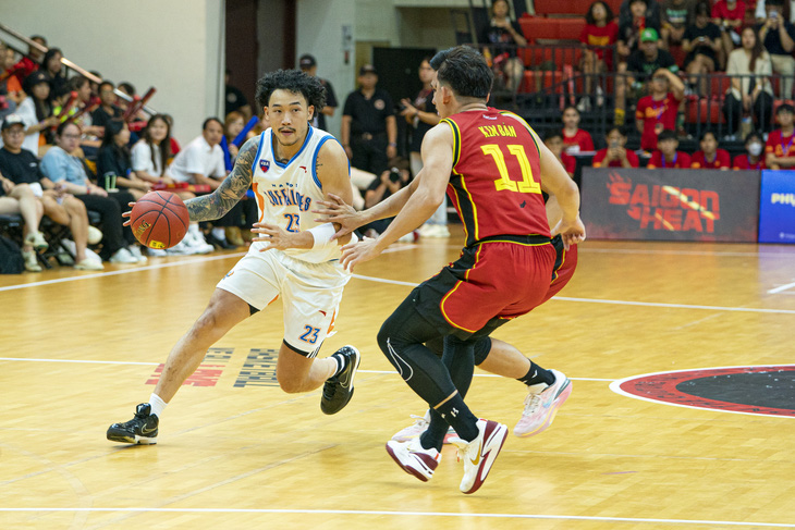 Hanoi Buffaloes (trái) từng soán ngôi đầu bảng của Saigon Heat - Ảnh: VBA