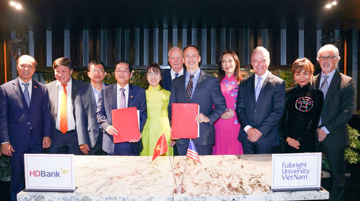 TS. Scott Fritze, chủ tịch Đại học Fulbright Việt Nam, ký thỏa thuận cung cấp vốn đối ứng với ông Phạm Quốc Thanh, tổng giám đốc HDBank - Ảnh: HDB