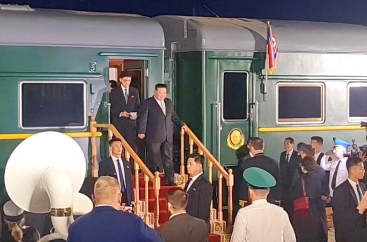 Ông Kim Jong Un bước xuống tàu hỏa và được các quan chức Nga chào đón ở vùng Primorsky, Nga ngày 12-9 - Ảnh: REUTERS/Bộ trưởng Bộ Tài nguyên và Môi trường Nga Alexander Kozlov