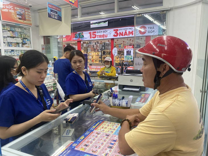 Nhà thuốc của cửa hàng Long Châu có quy mô lớn nhất quận Cẩm Lệ, Đà Nẵng cũng đứt hàng thuốc nhỏ mắt Tobrex - Ảnh: TR.TRUNG