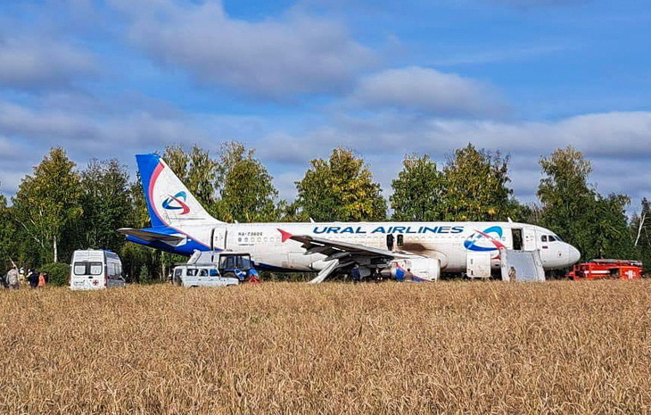 Máy bay chở 170 người của Ural Airlines phải hạ cánh khẩn cấp - Ảnh: TASS