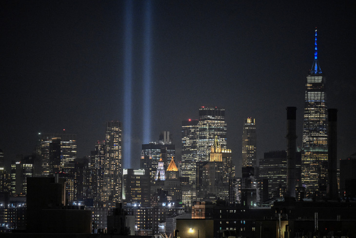 Tối 11-9, màn trình diễn ánh sáng Tribute in Light tượng trưng hai tòa tháp chiếu lên ở thành phố New York để tưởng nhớ các nạn nhân vụ khủng bố ngày 11-9-2001 - Ảnh: AFP