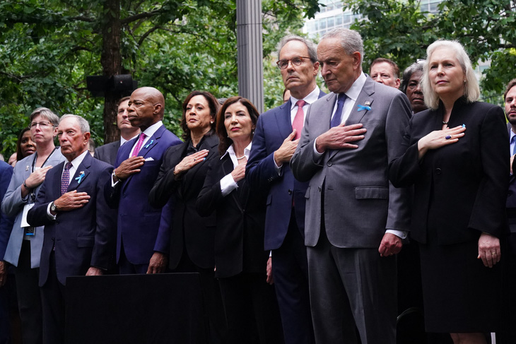 Thị trưởng thành phố New York Eric Adams, Phó tổng thống Kamala Harris, Thống đốc bang New York Kathy Hochul và các chính khách tham dự lễ tưởng niệm 22 năm vụ khủng bố 11-9 tại thành phố New York - Ảnh: AFP