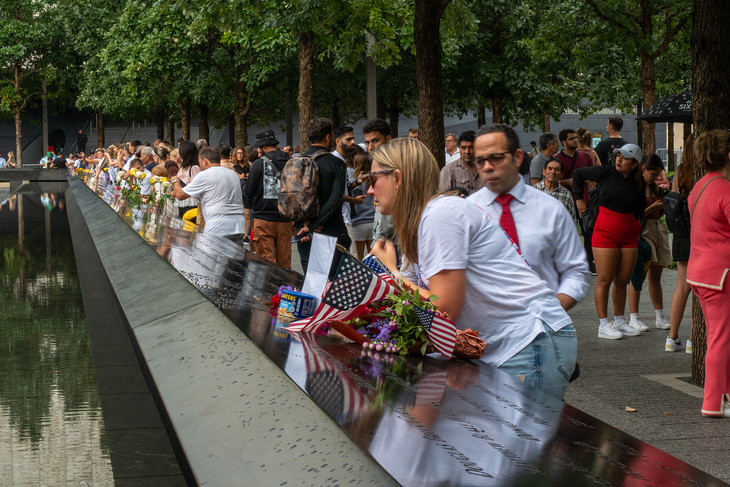 Người dân thăm Đài tưởng niệm và Bảo tàng Quốc gia 11-9 tại thành phố New York ngay từ ngày 10-9 - Ảnh: AFP