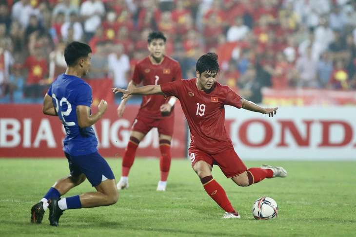 Tiền đạo Nguyễn Hữu Nam ghi bàn thắng đẹp mắt giúp U23 Việt Nam dẫn 2-1 trước U23 Singapore - Ảnh: HOÀNG TÙNG