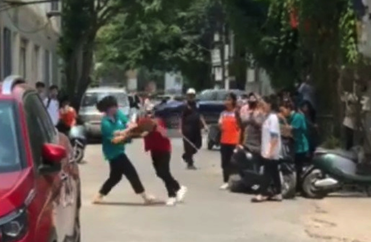 Nhóm nữ sinh đánh nhau trên đường phố TP Vinh bị xử lý kỷ luật - Ảnh: Người dân cung cấp 