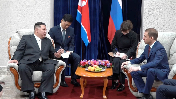Nhà lãnh đạo Triều Tiên Kim Jong Un gặp Bộ trưởng Bộ Tài nguyên và Môi trường Nga Alexander Kozlov ở Khasan, vùng Primorsky, Nga ngày 12-9 - Ảnh: REUTERS/Bộ trưởng Bộ Tài nguyên và Môi trường Nga Alexander Kozlov