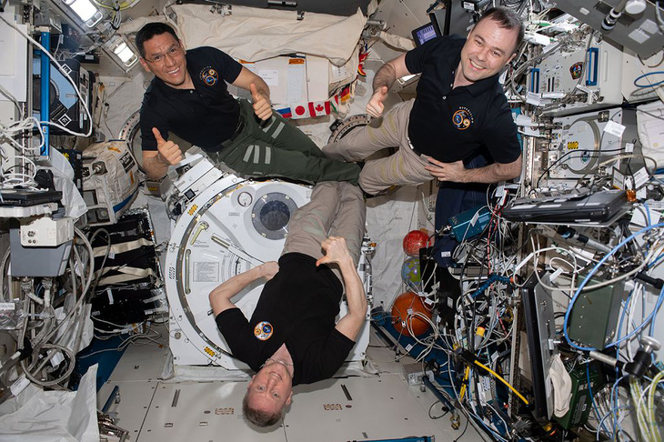 Phi hành gia NASA Frank Rubio cùng hai phi hành gia Roscosmos Sergey Prokopyev và Dmitry Petelin đã ở trên ISS hơn 355 ngày - Ảnh: NASA
