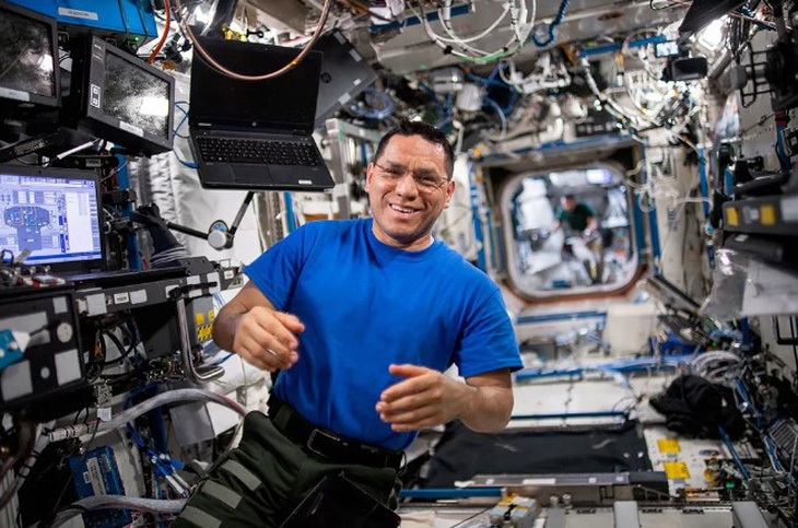 Phi hành gia Frank Rubio của NASA trên Trạm không gian quốc tế (ISS). Ngày 12-9 (giờ Việt Nam), ông đã phá kỷ lục là phi hành gia Mỹ ở lâu nhất trên vũ trụ. Kỷ lục trước đây do phi hành gia Mark Vande Hei nắm giữ, với 355 ngày, 3 giờ, 46 phút - Ảnh: NASA