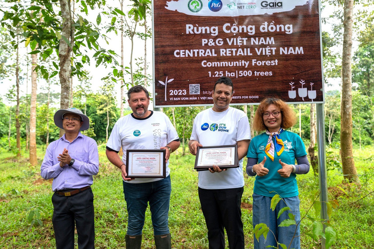 P&G Việt Nam và Central Retail Việt Nam cùng tham gia trồng rừng - Ảnh 1.
