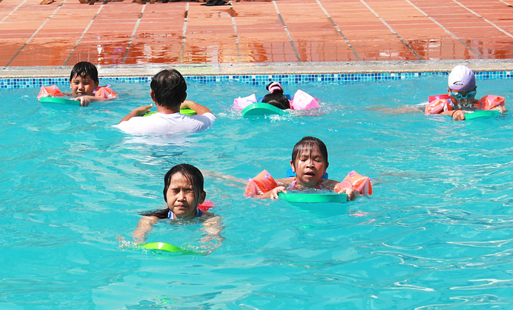 Các lớp phổ cập bơi lội miễn phí vẫn thường được mở vào dịp hè cho trẻ em tại TP.HCM - Ảnh: Q.L.