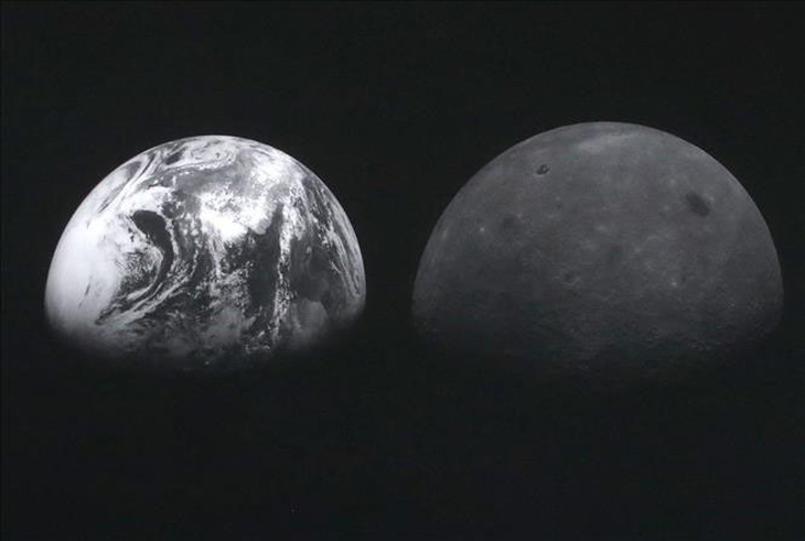 Hình ảnh Trái đất (trái) và Mặt trăng do tàu vũ trụ không người lái Danuri chụp và được công bố ngày 3-1-2023 - Ảnh tư liệu: Yonhap