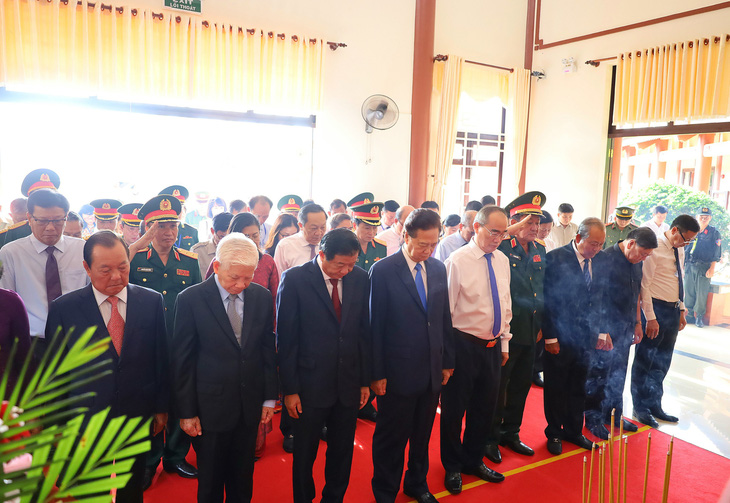 Former Politburo member and former President;  The former government leader took a minute to remember professor and academic Tran Dai Nghia - Photo: CHI HAN
