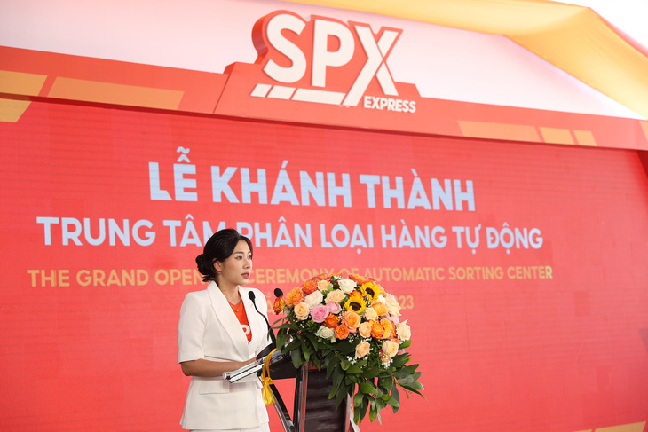 Bà Nguyễn Kim Anh, giám đốc SPX phát biểu khai mạc lễ khánh thành Trung tâm phân loại hàng tự động
