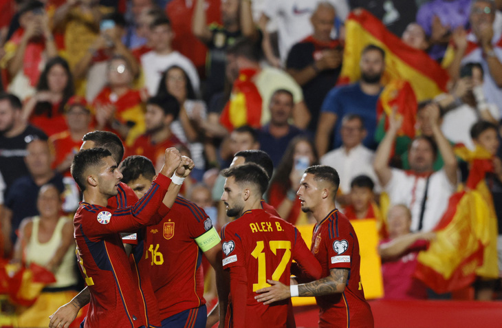 Niềm vui của các cầu thủ Tây Ban Nha sau khi ghi bàn vào lưới Cyprus ở vòng loại Euro 2024 - Ảnh: REUTERS