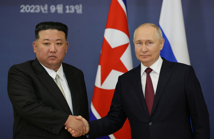 Tổng thống Nga Vladimir Putin (phải) và nhà lãnh đạo Triều Tiên Kim Jong Un - Ảnh: REUTERS