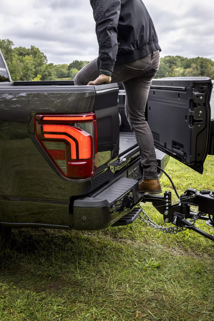 Thanks to the side opening doors, users can now easily get in and out of the rear tank thanks to the steps built into the rear bumper – Photo: Ford