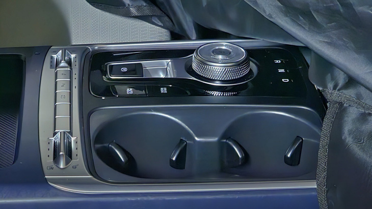 New center console interface on Kia Carnival 2025 – photo cropped from video, source: Shorts Car