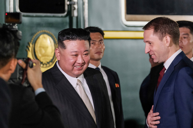 Ngày 12-9, nhà lãnh đạo Triều Tiên Kim Jong Un (trái) được Bộ trưởng Bộ Tài nguyên và Môi trường Nga Alexander Kozlov (phải) đón tiếp tại nhà ga Khasan của vùng Primorky - Ảnh: AFP