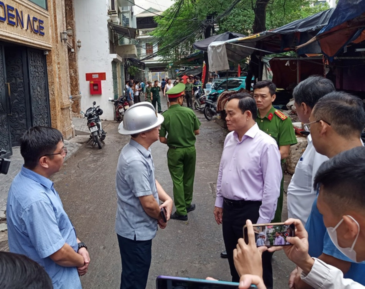 Phó Thủ tướng Trần Lưu Quang chỉ đạo công tác khắc phục hậu quả tại hiện trường - Ảnh: VGP