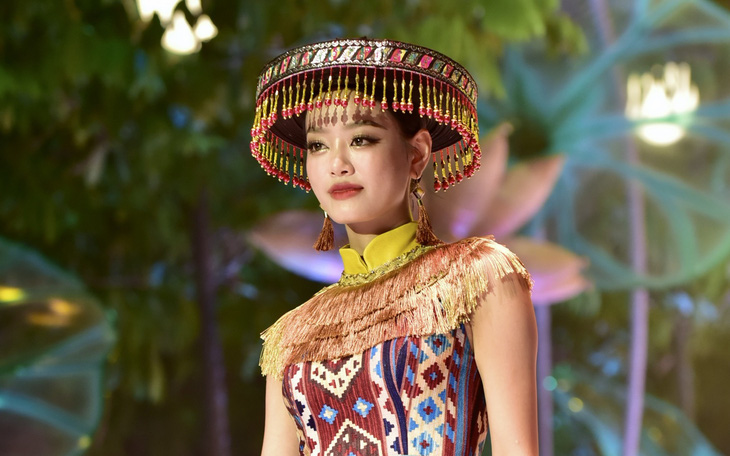 Sắc màu Việt Nam tôn vinh thiết kế từ lụa, thổ cẩm