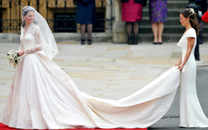 Năm 2011, bà Sarah Burton đưa tên tuổi thương hiệu vào lịch sử Hoàng gia Anh khi trở thành nhà thiết kế váy cưới cho công nương Kate Middleton - Ảnh: Getty Images