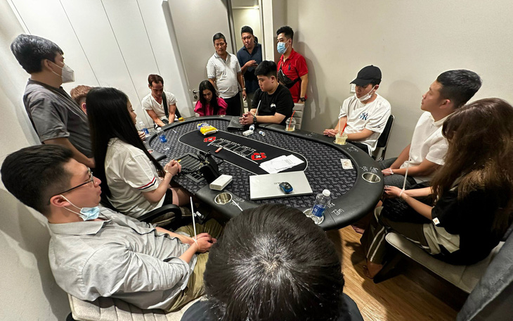 Bắt "nhóm trí thức" đánh bạc poker trá hình trong chung cư cao cấp