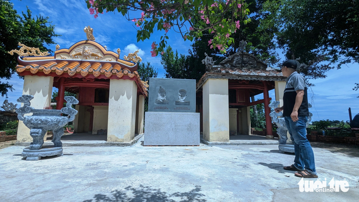 Miếu Đôi làng Dạ Lê Chánh (phường Thủy Vân, TP Huế) bất ngờ bị biến thành nơi thờ tự vua Quang Trung - Ảnh: NHẬT LINH