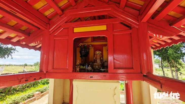 Bài vị thờ vua Quang Trung được một nhóm nhà nghiên cứu đưa vào bên trong miếu Đôi của làng Dạ Lê Chánh - Ảnh: NHẬT LINH
