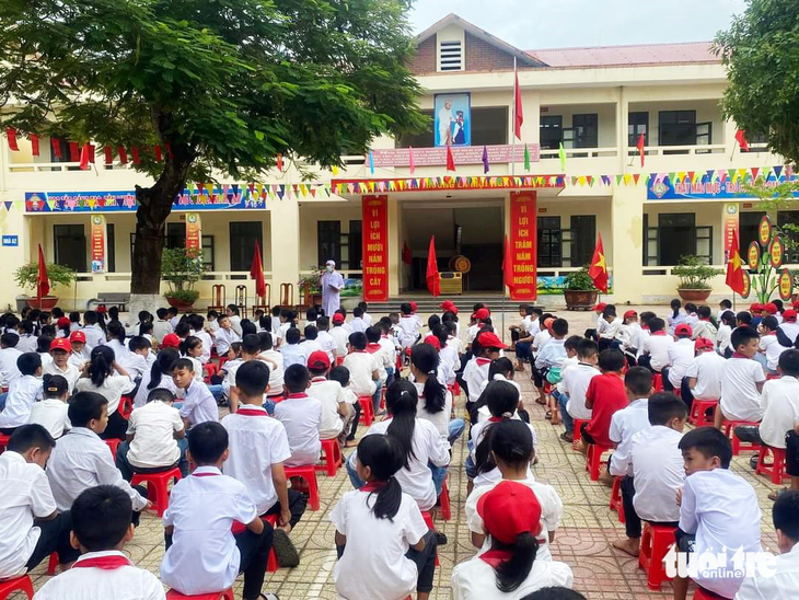 Một trường tiểu học ở Hà Tĩnh tổ chức tuyên truyền về cách phòng tránh bệnh đau mắt đỏ cho học sinh vào sáng 13-9 - Ảnh: Q.T.