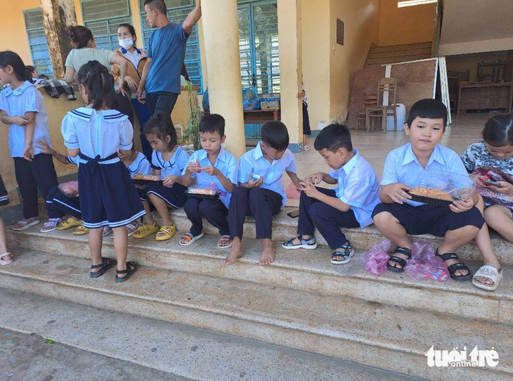Các học sinh được ba mẹ đưa đến chờ đợi ở điểm trường cũ ở thôn Nam Yên - Ảnh: Phụ huynh cung cấp