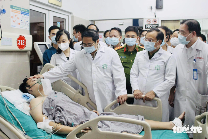 Thủ tướng thăm hỏi nạn nhân vụ cháy tại Bệnh viện Bạch Mai -Ảnh: DƯƠNG LIỄU