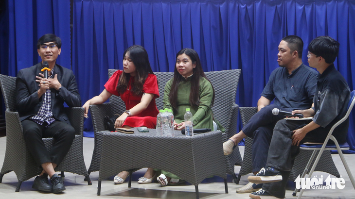 Từ trái qua: tiến sĩ Lê Hồng Phước, nghệ sĩ Hồng Bảo Ngọc, tiến sĩ Đào Lê Na, Bình Bồng Bột - Ảnh: THÁI THÁI 