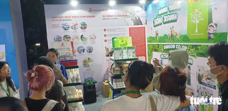 Khu vực trưng bày sản phẩm xanh, chơi game nhận quà của Saigon Co.op được đông đảo khách yêu thích - Ảnh: D.H