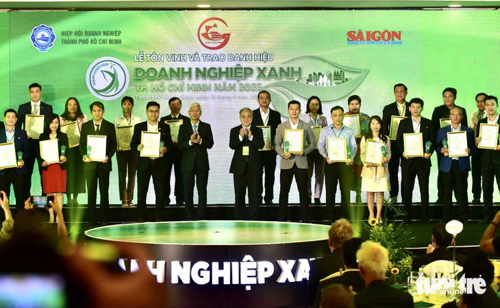 Phó chủ tịch UBND TP.HCM Võ Văn Hoan và ông Nguyễn Ngọc Hòa, chủ tịch HUBA, trao danh hiệu cho các doanh nghiệp - Ảnh: T.T.D