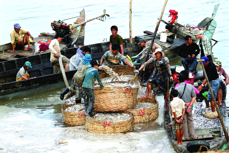 Ngư dân trên dòng Tonle Sap. Ảnh: Siv Channa/Cambodia Daily