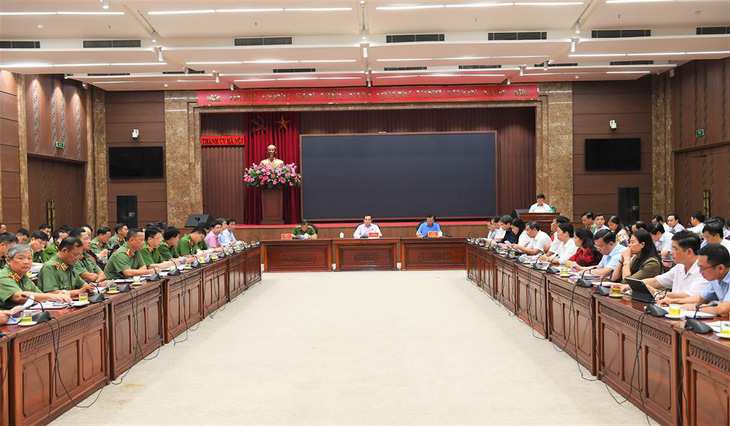 Phó thủ tướng Chính phủ Trần Lưu Quang chủ trì cuộc họp với Thành ủy, UBND thành phố Hà Nội và các bộ, ngành liên quan để triển khai các phương án cứu nạn, cứu hộ và khắc phục hậu quả vụ cháy - Ảnh: Bộ Công an
